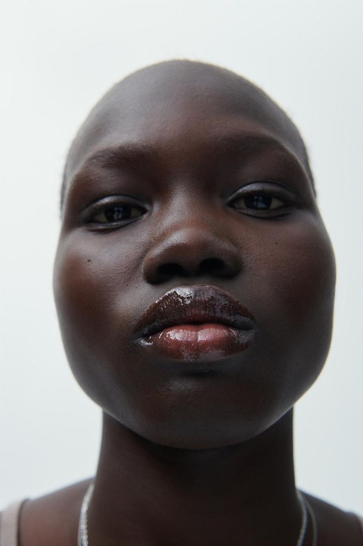 Peau noire et sensible : l’art de prendre soin sans compromis.